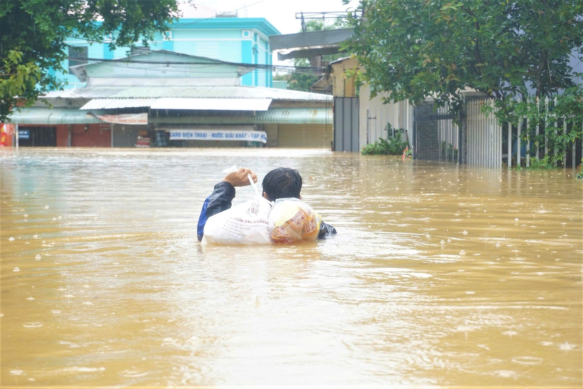 Toàn cảnh Hội An và Đà Nẵng những ngày chìm trong biển nước- Ảnh 8. Toàn cảnh Hội An và Đà Nẵng những ngày chìm trong biển nước- Ảnh 8.