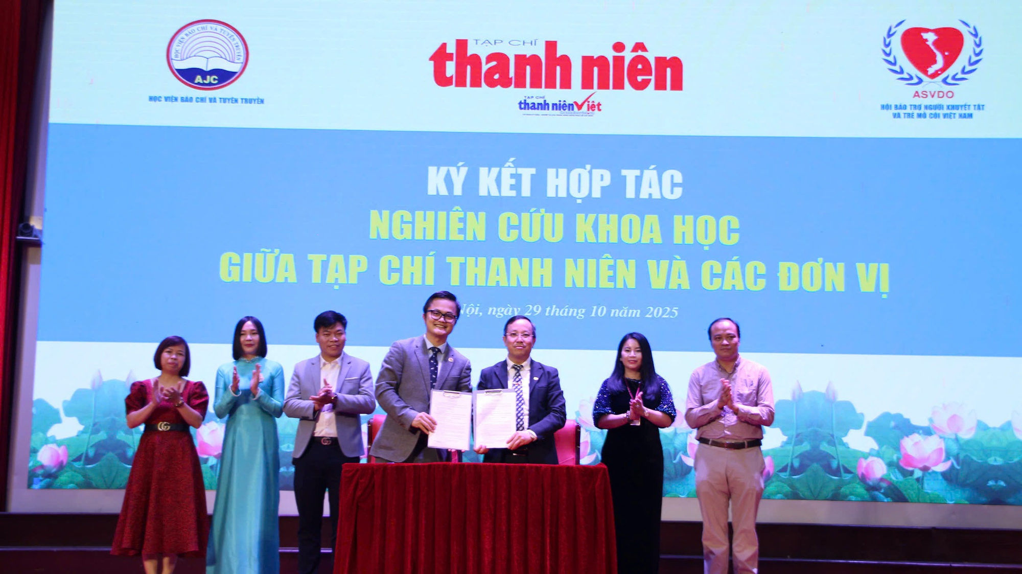 Lễ tổng kết, trao giải cuộc thi viết 'Vượt l&ecirc;n số phận' lần VIII- Ảnh 16.