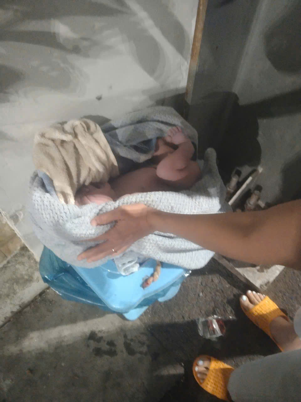 Khánh Hòa: Phát hiện 1 trẻ sơ sinh còn nguyên dây rốn bị bỏ lại tại sân bệnh viện- Ảnh 1. Khánh Hòa: Phát hiện 1 trẻ sơ sinh còn nguyên dây rốn bị bỏ lại tại sân bệnh viện- Ảnh 1.