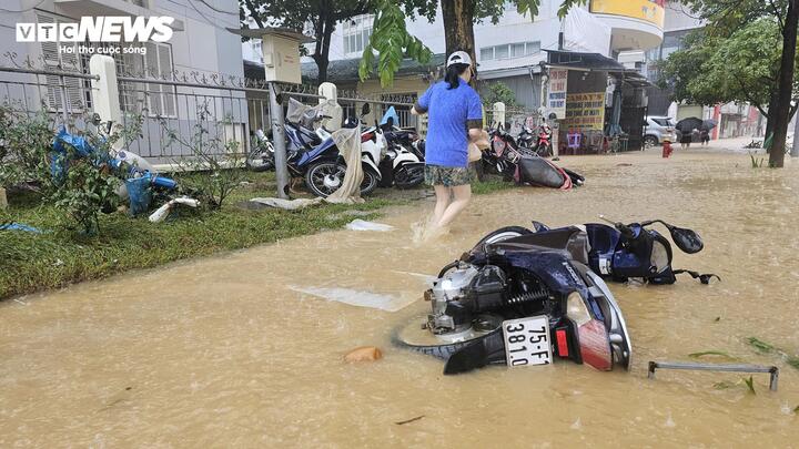 Hàng nghìn ô tô, xe máy ở Huế bị nhấn chìm trong bùn đất- Ảnh 5. Hàng nghìn ô tô, xe máy ở Huế bị nhấn chìm trong bùn đất- Ảnh 5.