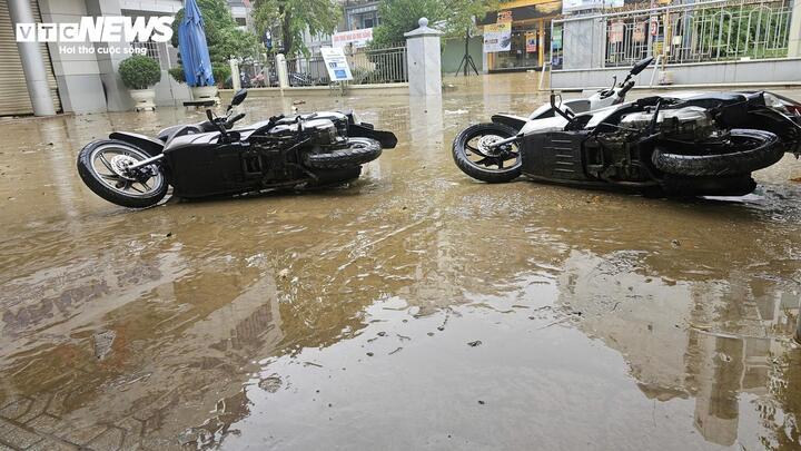 Hàng nghìn ô tô, xe máy ở Huế bị nhấn chìm trong bùn đất- Ảnh 6. Hàng nghìn ô tô, xe máy ở Huế bị nhấn chìm trong bùn đất- Ảnh 6.