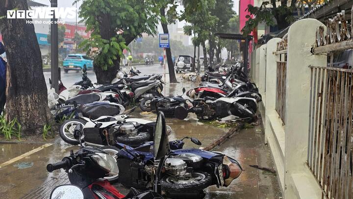 Hàng nghìn ô tô, xe máy ở Huế bị nhấn chìm trong bùn đất- Ảnh 4. Hàng nghìn ô tô, xe máy ở Huế bị nhấn chìm trong bùn đất- Ảnh 4.