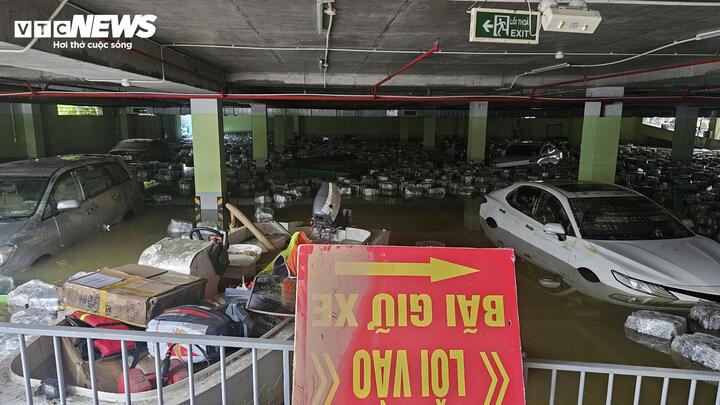 Hàng nghìn ô tô, xe máy ở Huế bị nhấn chìm trong bùn đất- Ảnh 1. Hàng nghìn ô tô, xe máy ở Huế bị nhấn chìm trong bùn đất- Ảnh 1.