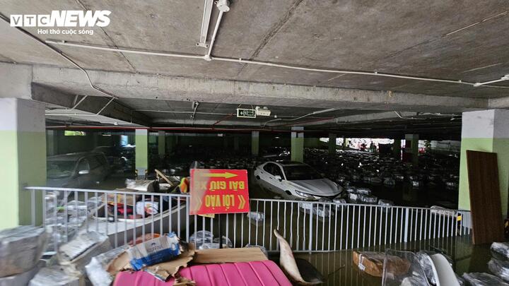 Hàng nghìn ô tô, xe máy ở Huế bị nhấn chìm trong bùn đất- Ảnh 3. Hàng nghìn ô tô, xe máy ở Huế bị nhấn chìm trong bùn đất- Ảnh 3.