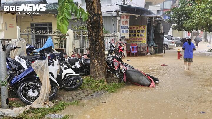 Hàng nghìn ô tô, xe máy ở Huế bị nhấn chìm trong bùn đất- Ảnh 8. Hàng nghìn ô tô, xe máy ở Huế bị nhấn chìm trong bùn đất- Ảnh 8.