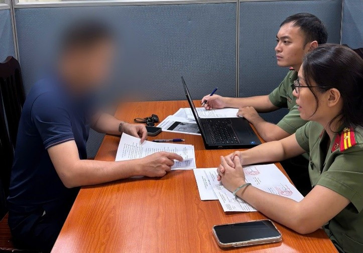 Một Facebooker ở Hà Nội bị xử phạt vì đăng tin sai sự thật- Ảnh 1.