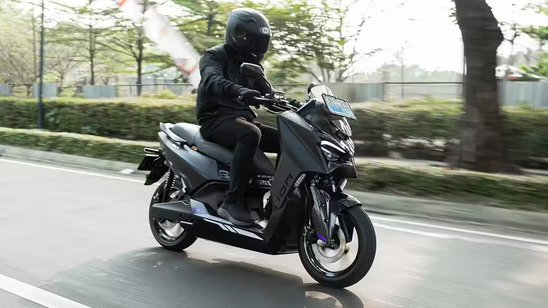 Nh&igrave;n cứ tưởng Yamaha XMAX 2026, nhưng đ&acirc;y l&agrave; một chiếc xe m&aacute;y điện c&oacute; c&ocirc;ng suất 17 m&atilde; lực v&agrave; phạm vi hoạt động l&ecirc;n tới 150km!- Ảnh 5.