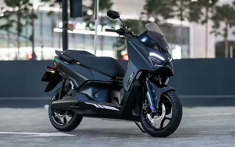 Nh&igrave;n cứ tưởng Yamaha XMAX 2026, nhưng đ&acirc;y l&agrave; một chiếc xe m&aacute;y điện c&oacute; c&ocirc;ng suất 17 m&atilde; lực v&agrave; phạm vi hoạt động l&ecirc;n tới 150km!- Ảnh 1.