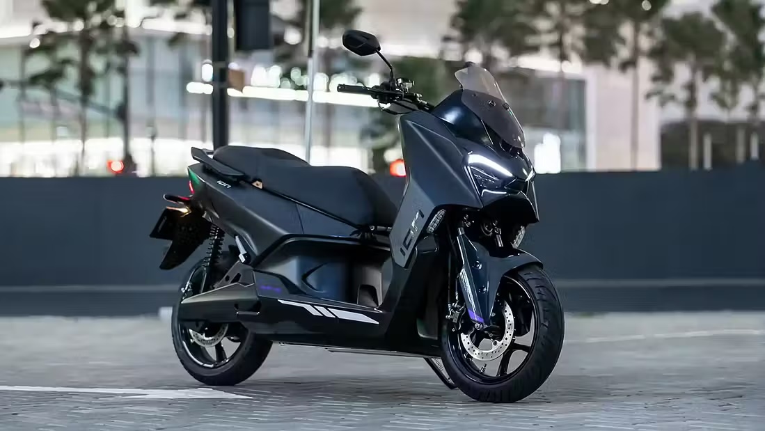 Nh&igrave;n cứ tưởng Yamaha XMAX 2026, nhưng đ&acirc;y l&agrave; một chiếc xe m&aacute;y điện c&oacute; c&ocirc;ng suất 17 m&atilde; lực v&agrave; phạm vi hoạt động l&ecirc;n tới 150km!- Ảnh 7.
