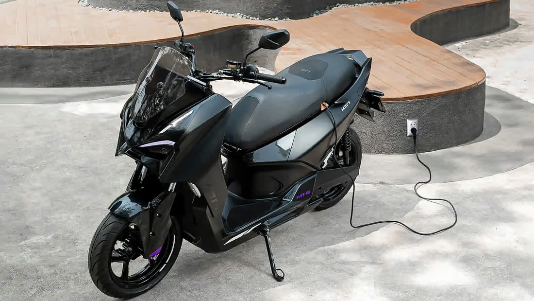 Nh&igrave;n cứ tưởng Yamaha XMAX 2026, nhưng đ&acirc;y l&agrave; một chiếc xe m&aacute;y điện c&oacute; c&ocirc;ng suất 17 m&atilde; lực v&agrave; phạm vi hoạt động l&ecirc;n tới 150km!- Ảnh 6.