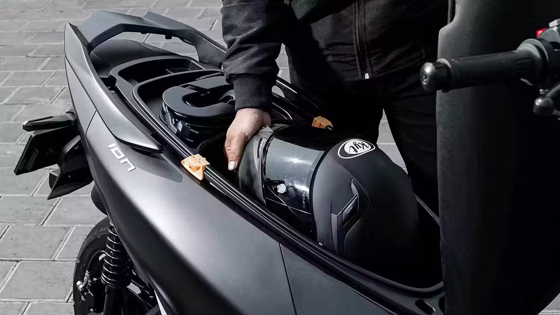 Nh&igrave;n cứ tưởng Yamaha XMAX 2026, nhưng đ&acirc;y l&agrave; một chiếc xe m&aacute;y điện c&oacute; c&ocirc;ng suất 17 m&atilde; lực v&agrave; phạm vi hoạt động l&ecirc;n tới 150km!- Ảnh 9.