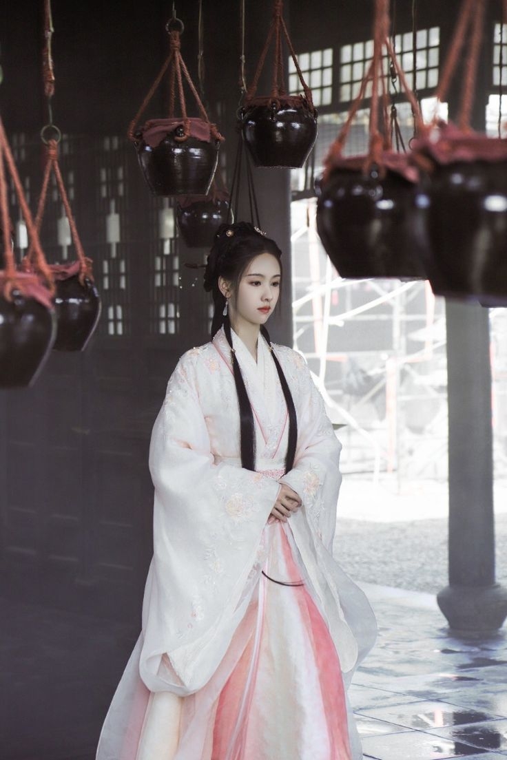 Gương mặt méo mó gây sốc của bản sao Lưu Diệc Phi: Thế này mà đòi là thần tiên tỷ tỷ- Ảnh 1. Gương mặt méo mó gây sốc của bản sao Lưu Diệc Phi: Thế này mà đòi là thần tiên tỷ tỷ- Ảnh 1.