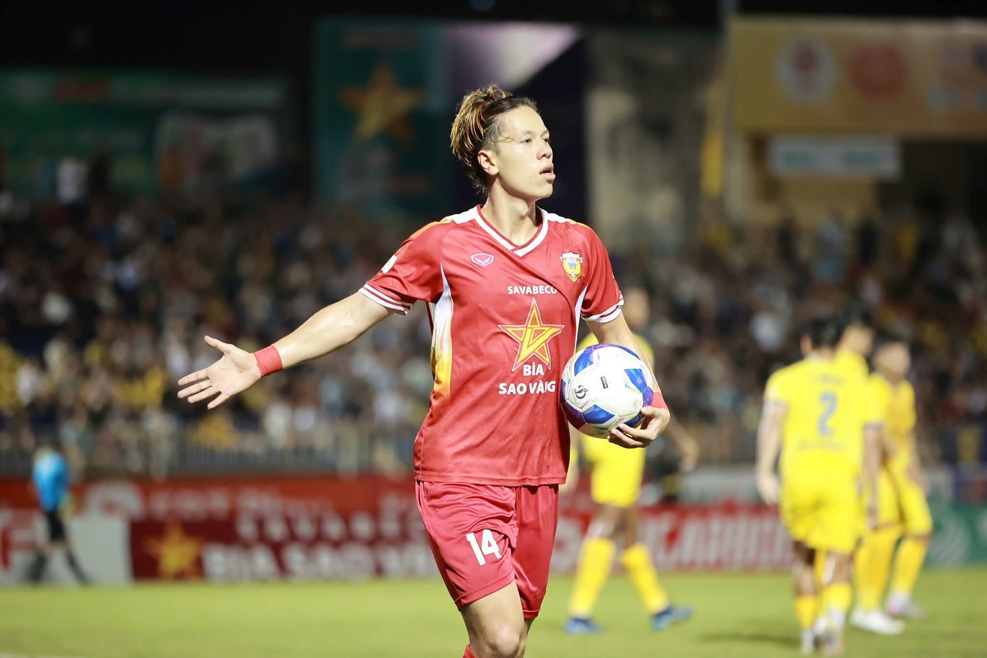 Văn Quyết làm, đồng đội phá, Hà Nội FC trắng tay ở Hà Tĩnh- Ảnh 1. Văn Quyết làm, đồng đội phá, Hà Nội FC trắng tay ở Hà Tĩnh- Ảnh 1.