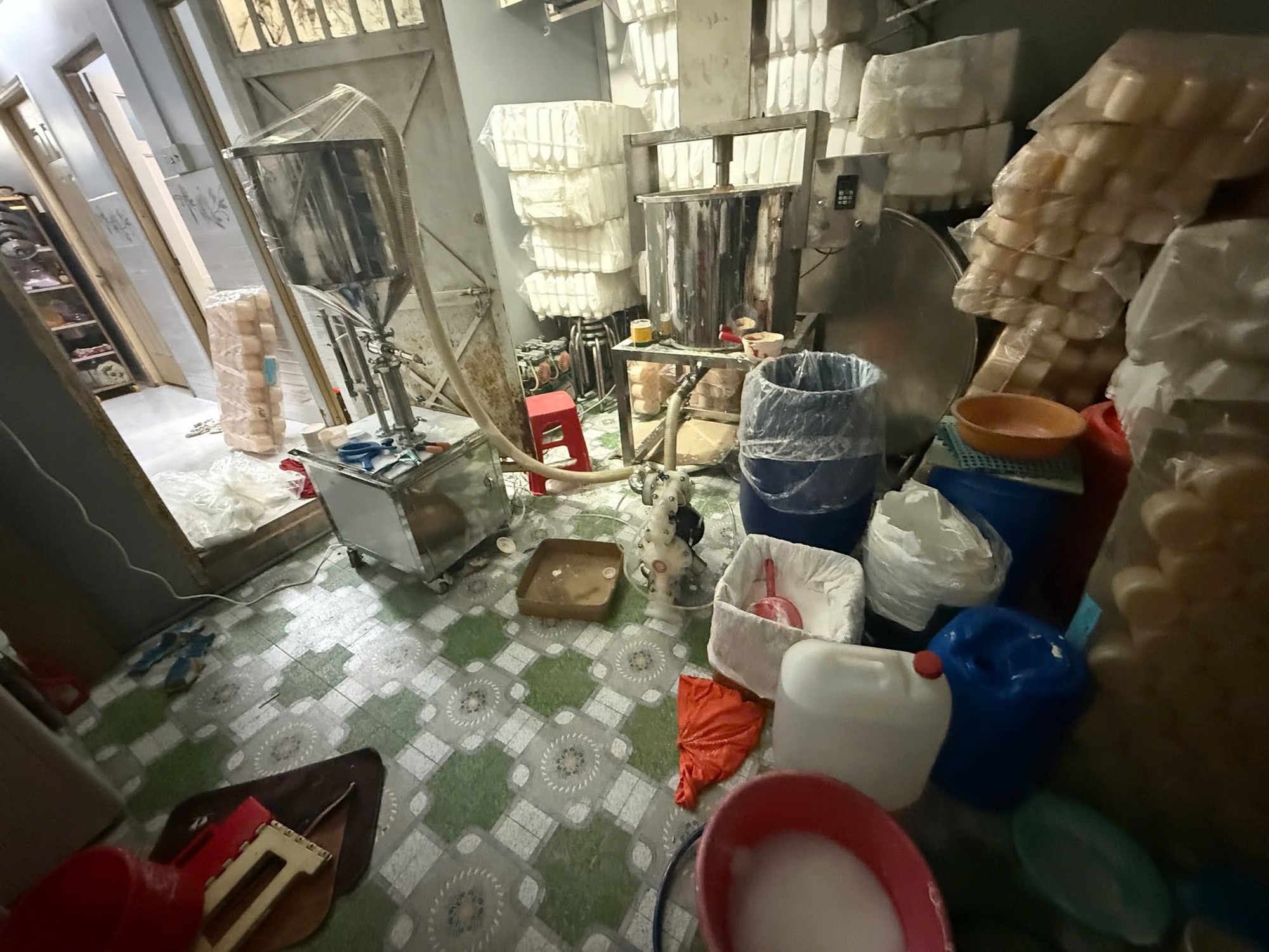 Phá đường dây sản xuất, buôn bán mỹ phẩm giả nhãn hiệu Vichy, My Gold Korea Red Ginseng quy mô lớn tại TP.HCM- Ảnh 6. Phá đường dây sản xuất, buôn bán mỹ phẩm giả nhãn hiệu Vichy, My Gold Korea Red Ginseng quy mô lớn tại TP.HCM- Ảnh 6.