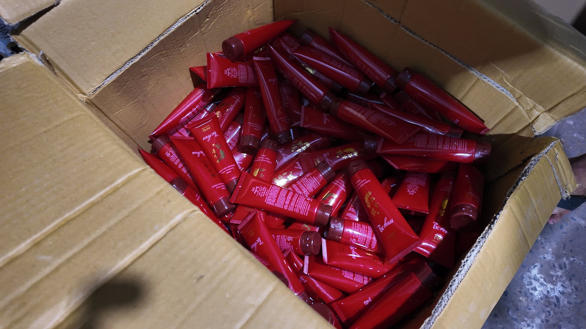 Phá đường dây sản xuất, buôn bán mỹ phẩm giả nhãn hiệu Vichy, My Gold Korea Red Ginseng quy mô lớn tại TP.HCM- Ảnh 3. Phá đường dây sản xuất, buôn bán mỹ phẩm giả nhãn hiệu Vichy, My Gold Korea Red Ginseng quy mô lớn tại TP.HCM- Ảnh 3.