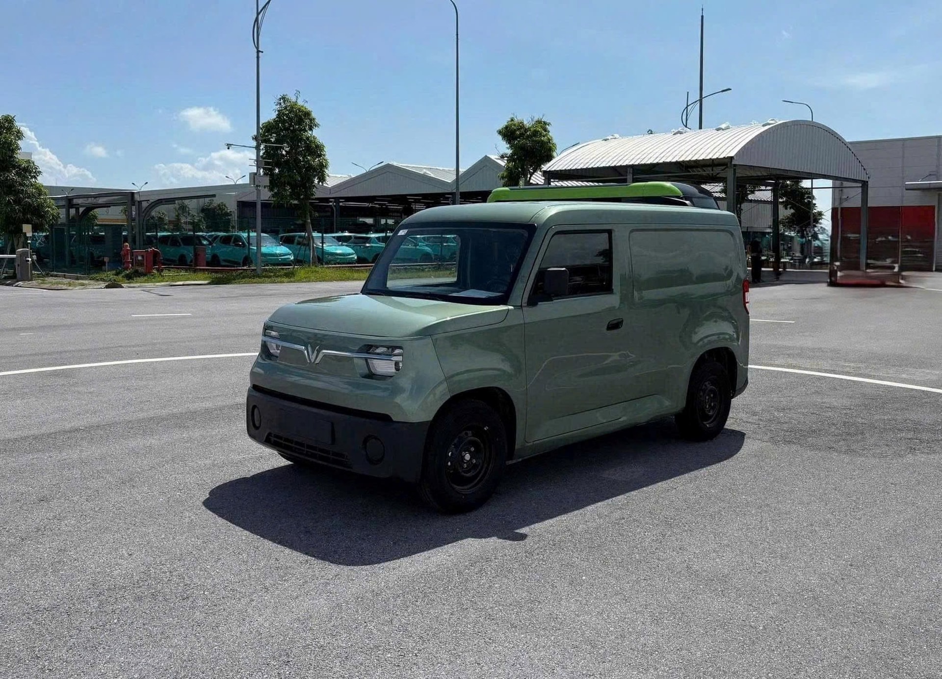 VinFast "sửa" một th&ocirc;ng số quan trọng của EC Van: Đ&acirc;y l&agrave; một n&acirc;ng cấp miễn ph&iacute;?- Ảnh 1.