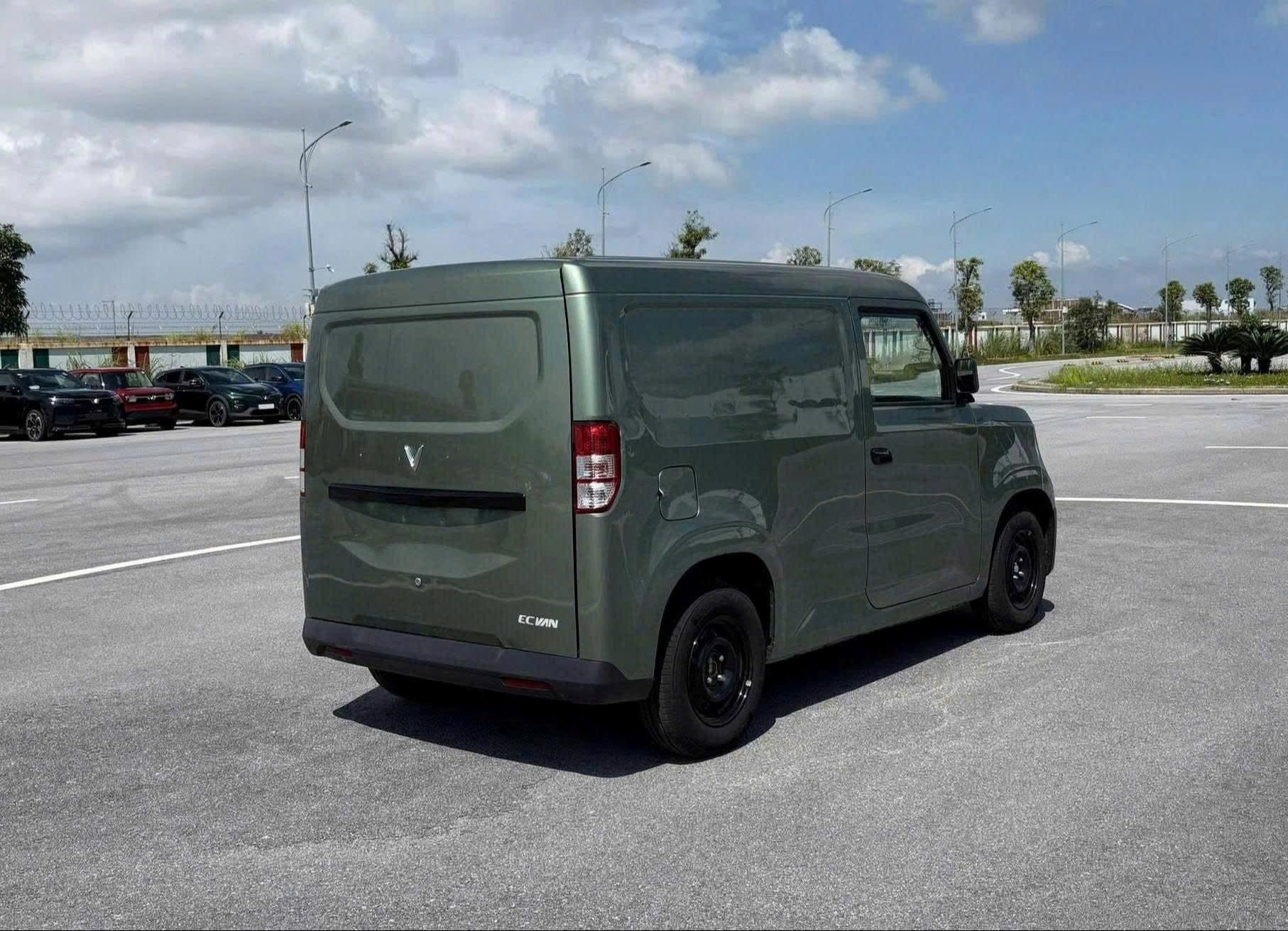 VinFast "sửa" một th&ocirc;ng số quan trọng của EC Van: Đ&acirc;y l&agrave; một n&acirc;ng cấp miễn ph&iacute;?- Ảnh 3.