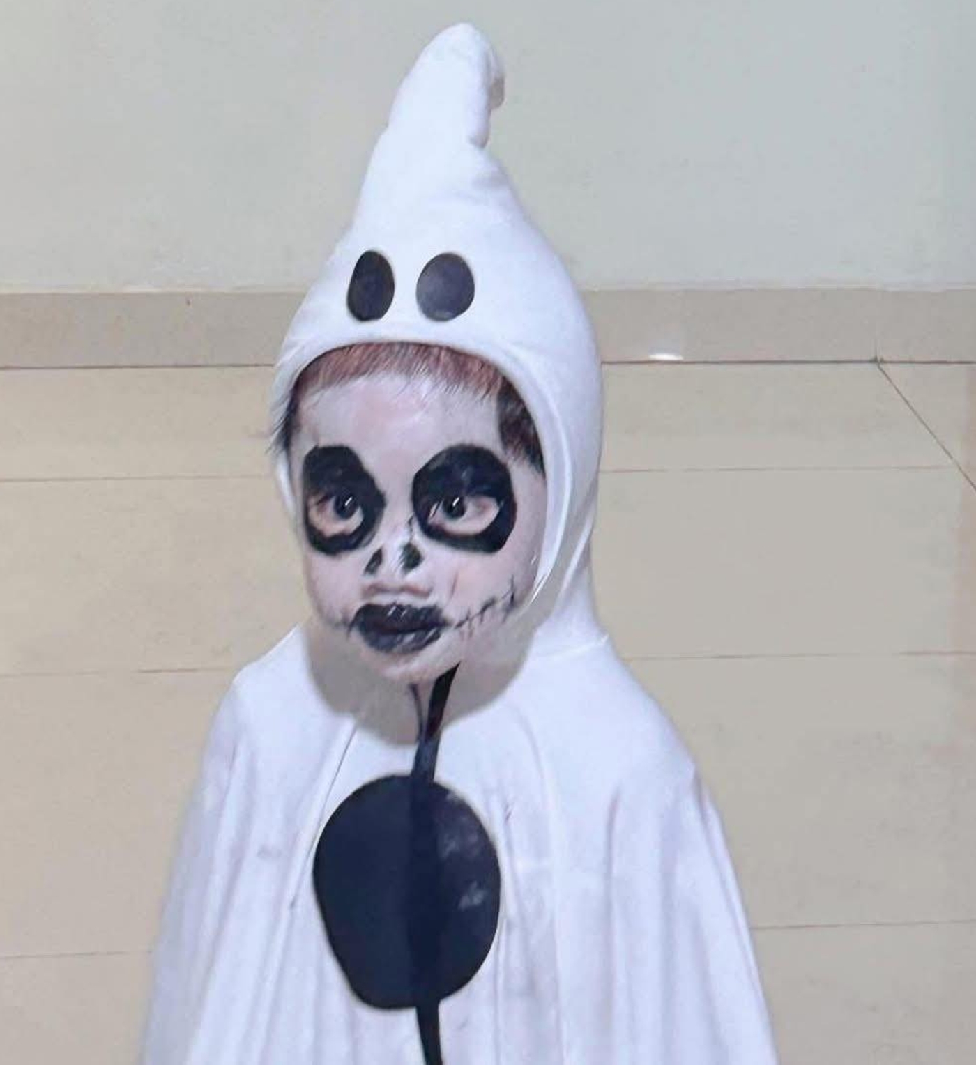 HOT nhất Halloween: Mẹ h&oacute;a trang cho con trai, b&eacute; đi học về m&aacute;ch "Mẹ ơi, mấy bạn kh&ocirc;ng chơi với con"- Ảnh 2.