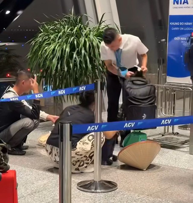 Tranh cãi việc Vietnam Airlines cân hành lý xách tay- Ảnh 3. Tranh cãi việc Vietnam Airlines cân hành lý xách tay- Ảnh 3.