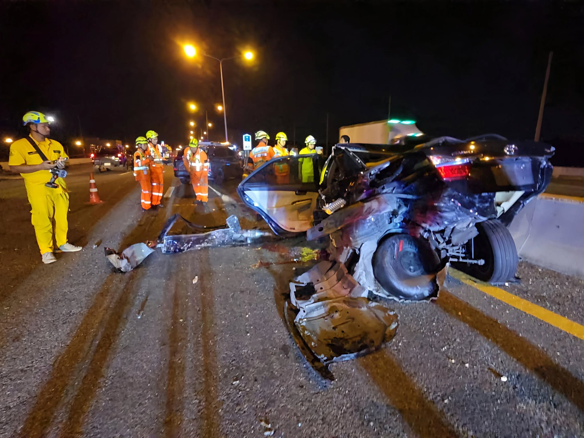 Dừng xe cứu người gặp tai nạn trên đường, nữ sinh viên điều dưỡng bị tông tử vong, chồng nguy kịch- Ảnh 1.