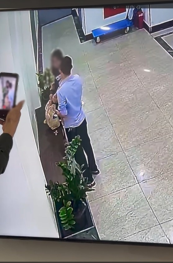 Clip "giả danh công an vào sảnh chung cư Hà Nội" yêu cầu nữ sinh đi theo: Một sự thật khác hoàn toàn- Ảnh 1. Clip "giả danh công an vào sảnh chung cư Hà Nội" yêu cầu nữ sinh đi theo: Một sự thật khác hoàn toàn- Ảnh 1.