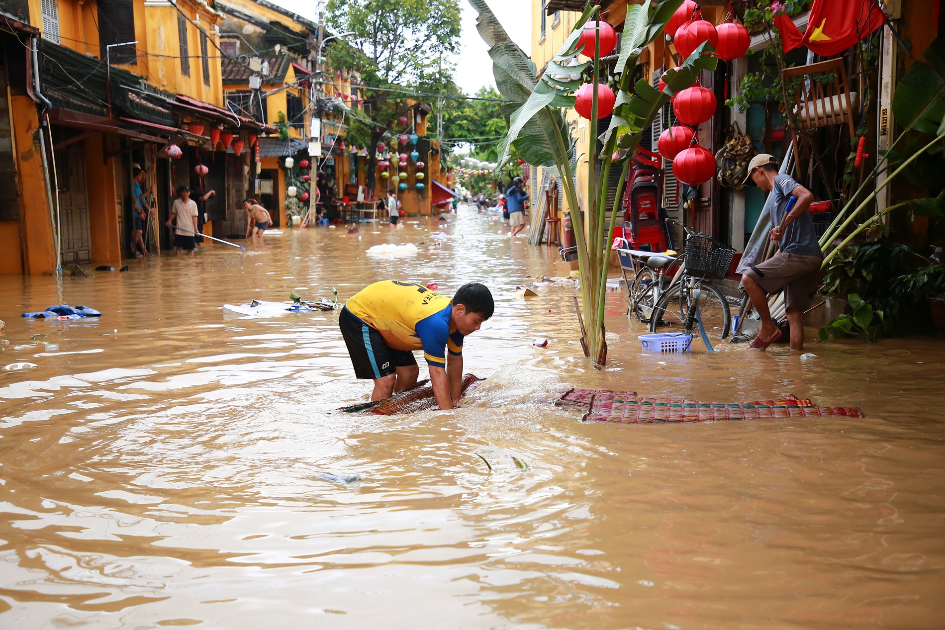 Không nhận ra Hội An sau trận lũ lịch sử- Ảnh 13. Không nhận ra Hội An sau trận lũ lịch sử- Ảnh 13.