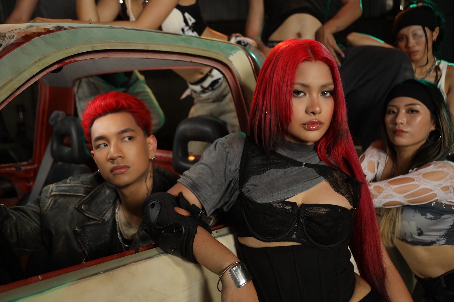 Nữ ca sĩ trẻ ra MV kết hợp với nhà sản xuất 