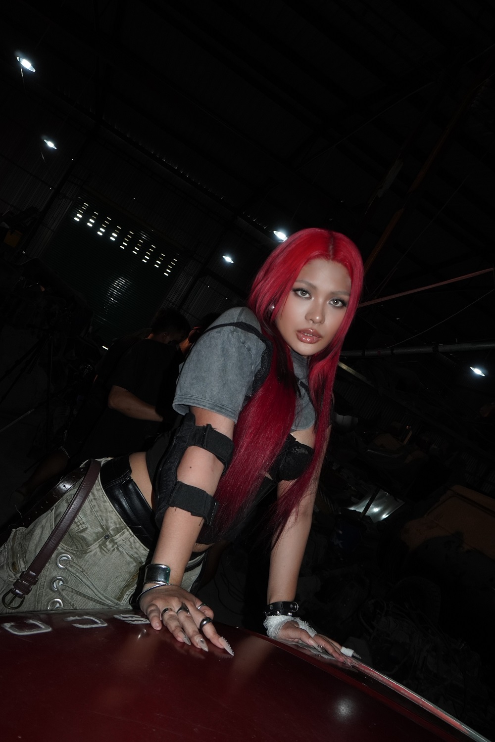 Nữ ca sĩ trẻ ra MV kết hợp với nhà sản xuất 