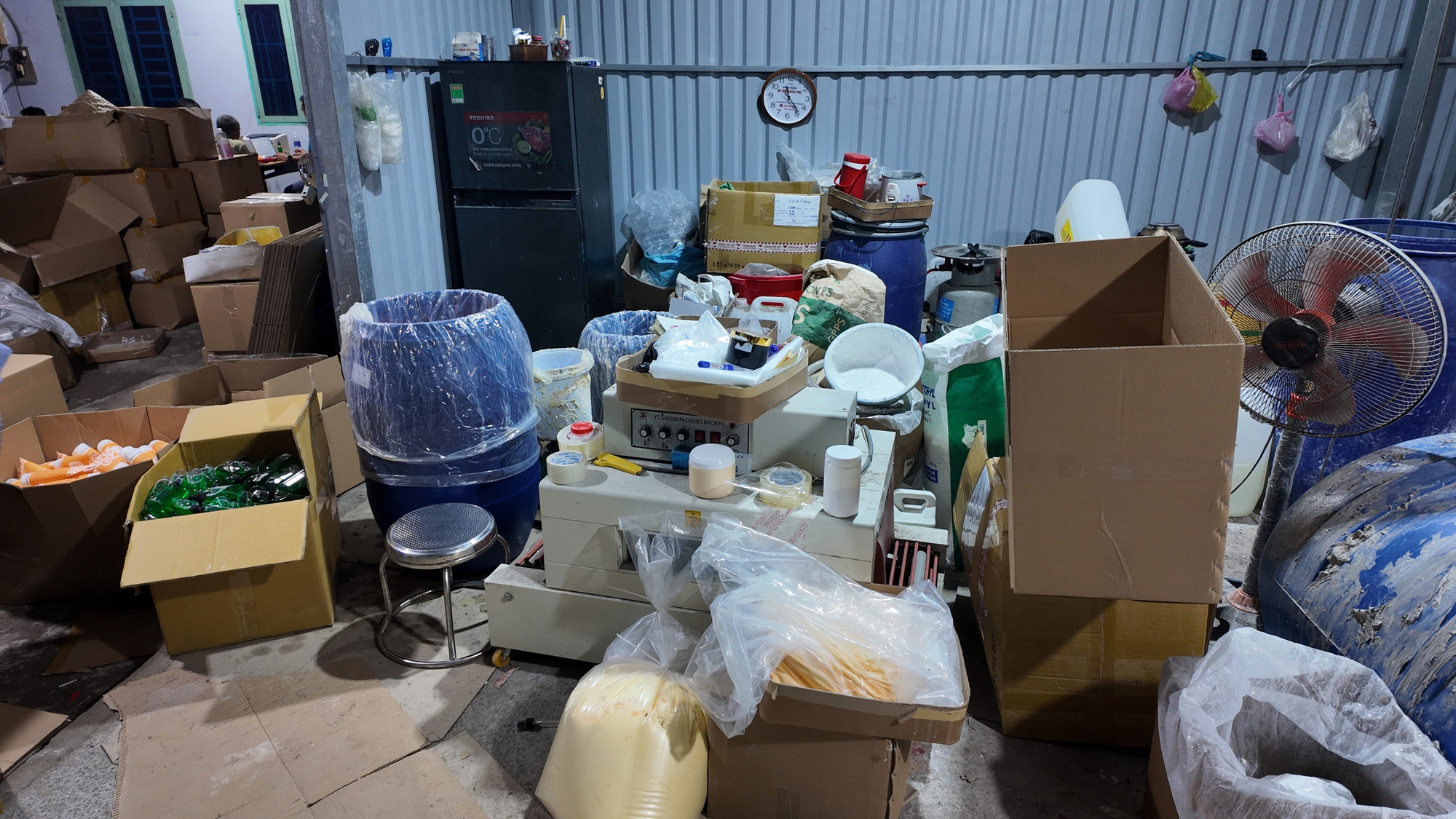 Xưởng sản xuất mỹ phẩm nhìn "nổi da gà" vừa bị Công an TP HCM triệt phá- Ảnh 3. Xưởng sản xuất mỹ phẩm nhìn "nổi da gà" vừa bị Công an TP HCM triệt phá- Ảnh 3.