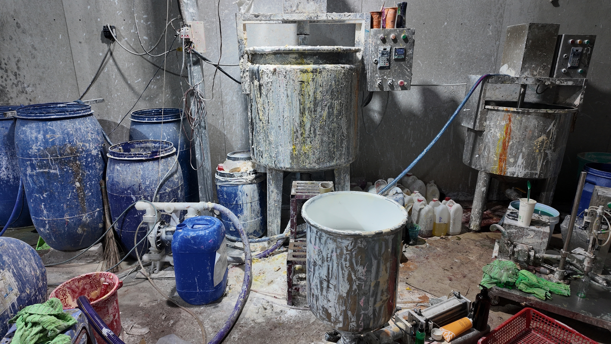 Xưởng sản xuất mỹ phẩm nhìn "nổi da gà" vừa bị Công an TP HCM triệt phá- Ảnh 2. Xưởng sản xuất mỹ phẩm nhìn "nổi da gà" vừa bị Công an TP HCM triệt phá- Ảnh 2.