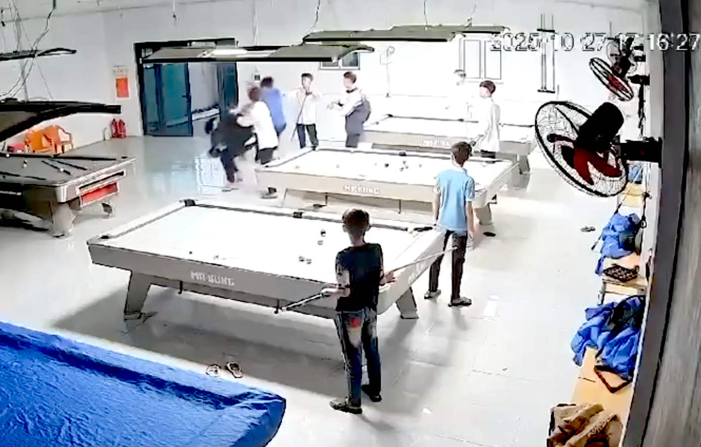 Thông tin mới vụ nam sinh bị nhóm bạn dùng gậy bi-a đánh nhập viện- Ảnh 2.