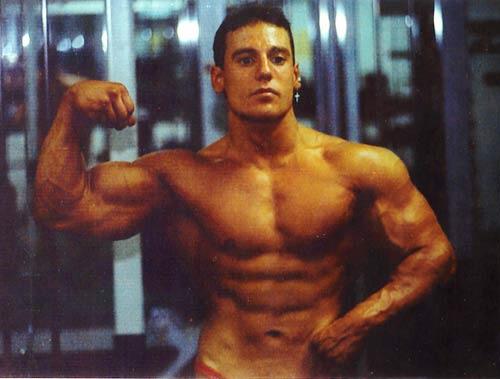 Người đàn ông tập gym từ lúc 13 tuổi, bắp tay to nhất thế giới gây choáng váng nhưng lại rơi vào thảm cảnh- Ảnh 2. Người đàn ông tập gym từ lúc 13 tuổi, bắp tay to nhất thế giới gây choáng váng nhưng lại rơi vào thảm cảnh- Ảnh 2.