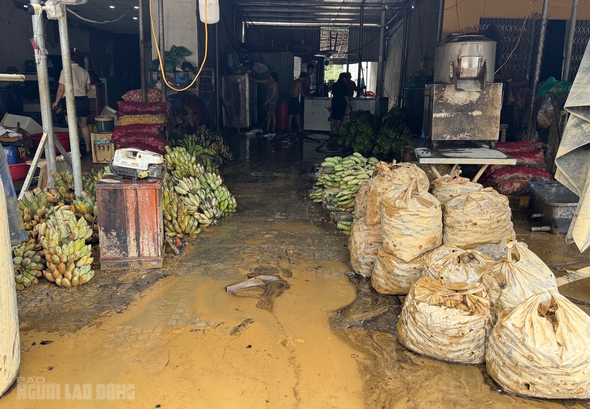 Hình ảnh tan hoang sau lũ lịch sử ở Đà Nẵng, nhiều hộ kinh doanh trắng tay- Ảnh 1. Hình ảnh tan hoang sau lũ lịch sử ở Đà Nẵng, nhiều hộ kinh doanh trắng tay- Ảnh 1.