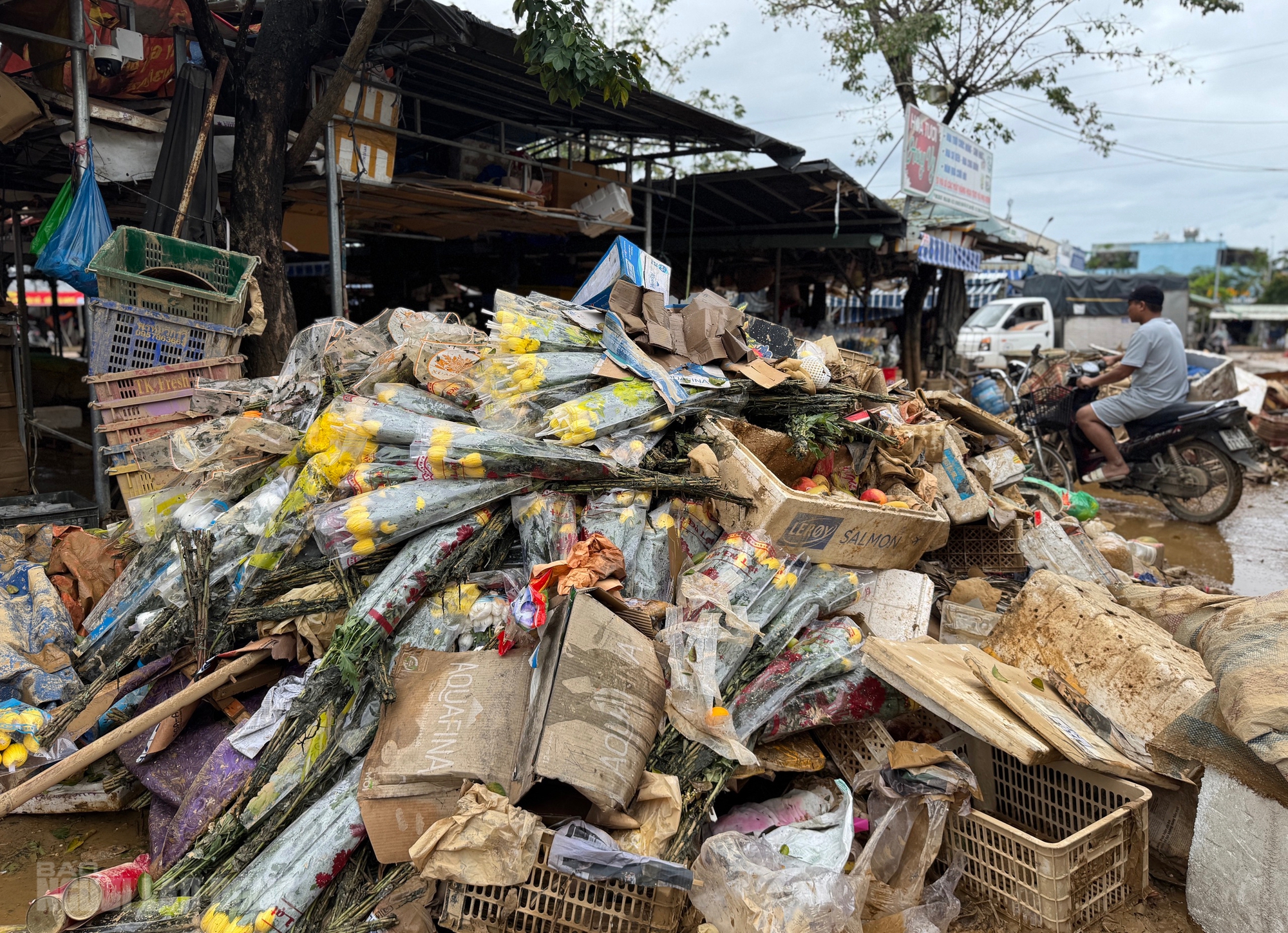 Hình ảnh tan hoang sau lũ lịch sử ở Đà Nẵng, nhiều hộ kinh doanh trắng tay- Ảnh 5. Hình ảnh tan hoang sau lũ lịch sử ở Đà Nẵng, nhiều hộ kinh doanh trắng tay- Ảnh 5.