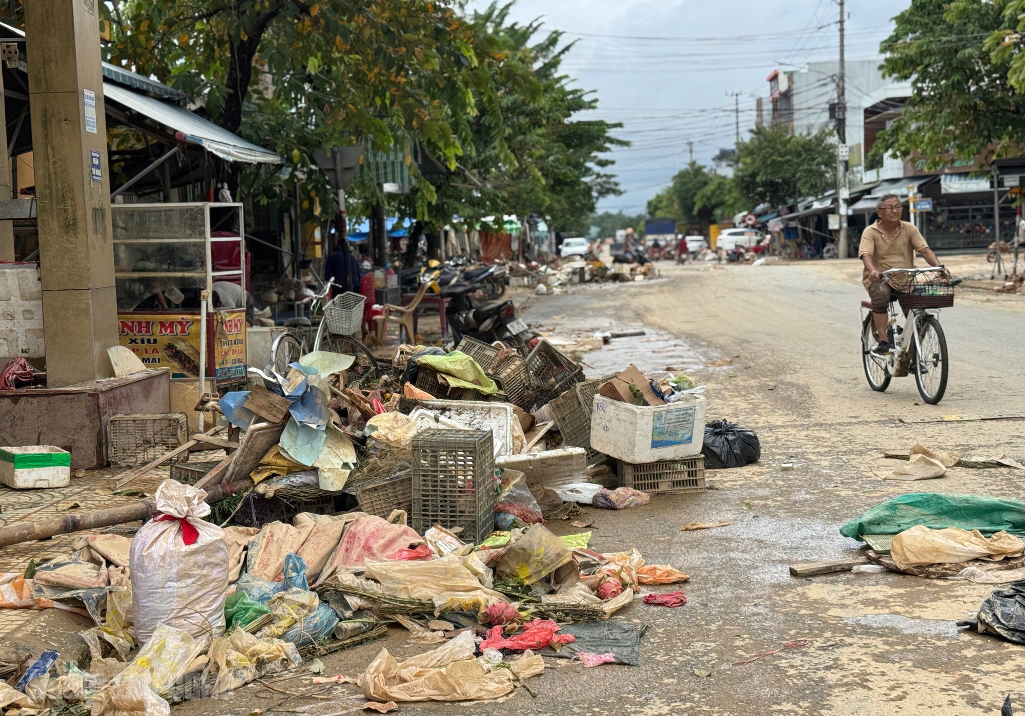 Hình ảnh tan hoang sau lũ lịch sử ở Đà Nẵng, nhiều hộ kinh doanh trắng tay- Ảnh 6. Hình ảnh tan hoang sau lũ lịch sử ở Đà Nẵng, nhiều hộ kinh doanh trắng tay- Ảnh 6.