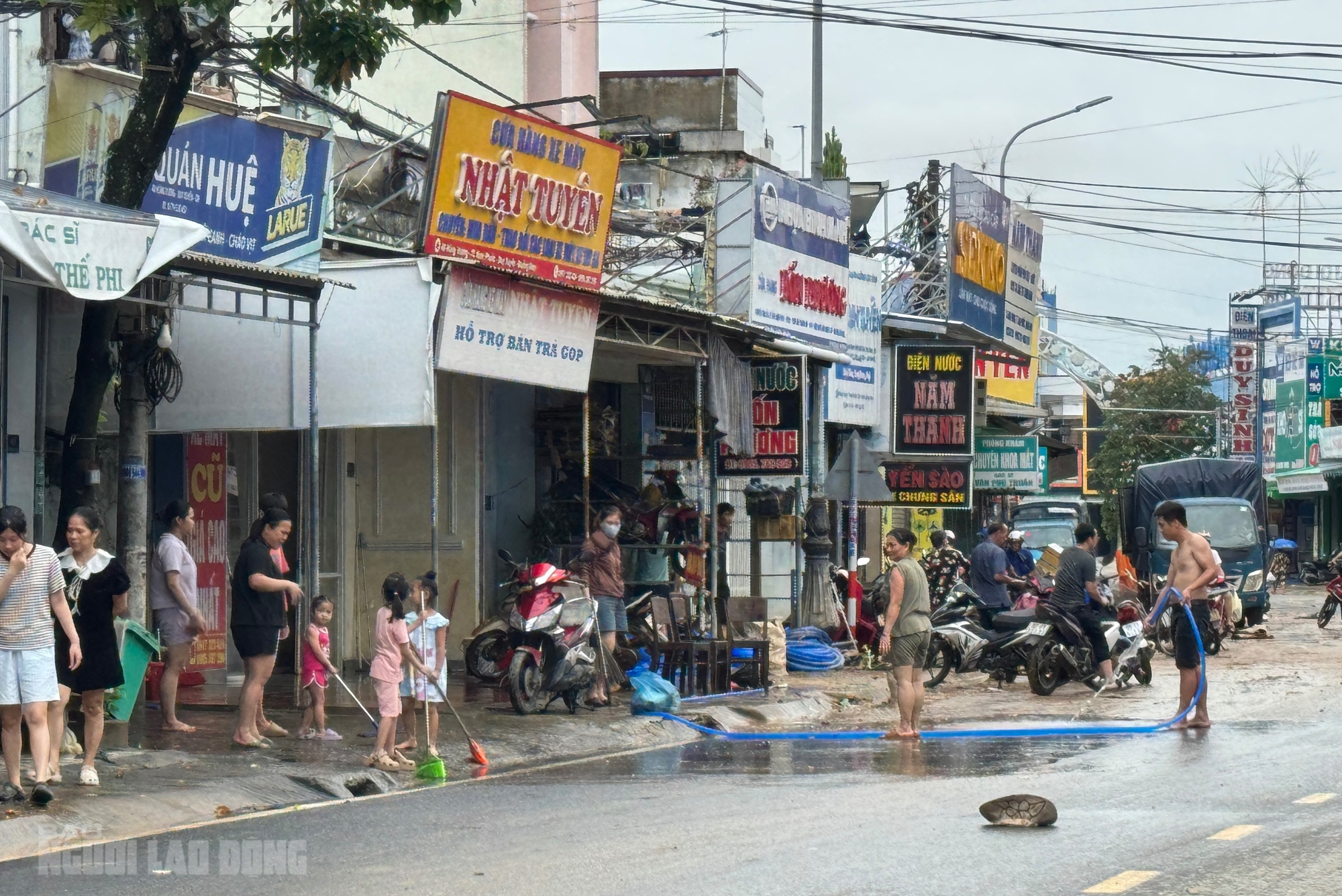 Hình ảnh tan hoang sau lũ lịch sử ở Đà Nẵng, nhiều hộ kinh doanh trắng tay- Ảnh 10. Hình ảnh tan hoang sau lũ lịch sử ở Đà Nẵng, nhiều hộ kinh doanh trắng tay- Ảnh 10.