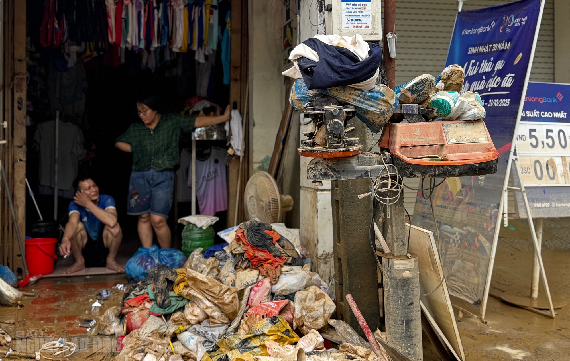 Hình ảnh tan hoang sau lũ lịch sử ở Đà Nẵng, nhiều hộ kinh doanh trắng tay- Ảnh 12. Hình ảnh tan hoang sau lũ lịch sử ở Đà Nẵng, nhiều hộ kinh doanh trắng tay- Ảnh 12.
