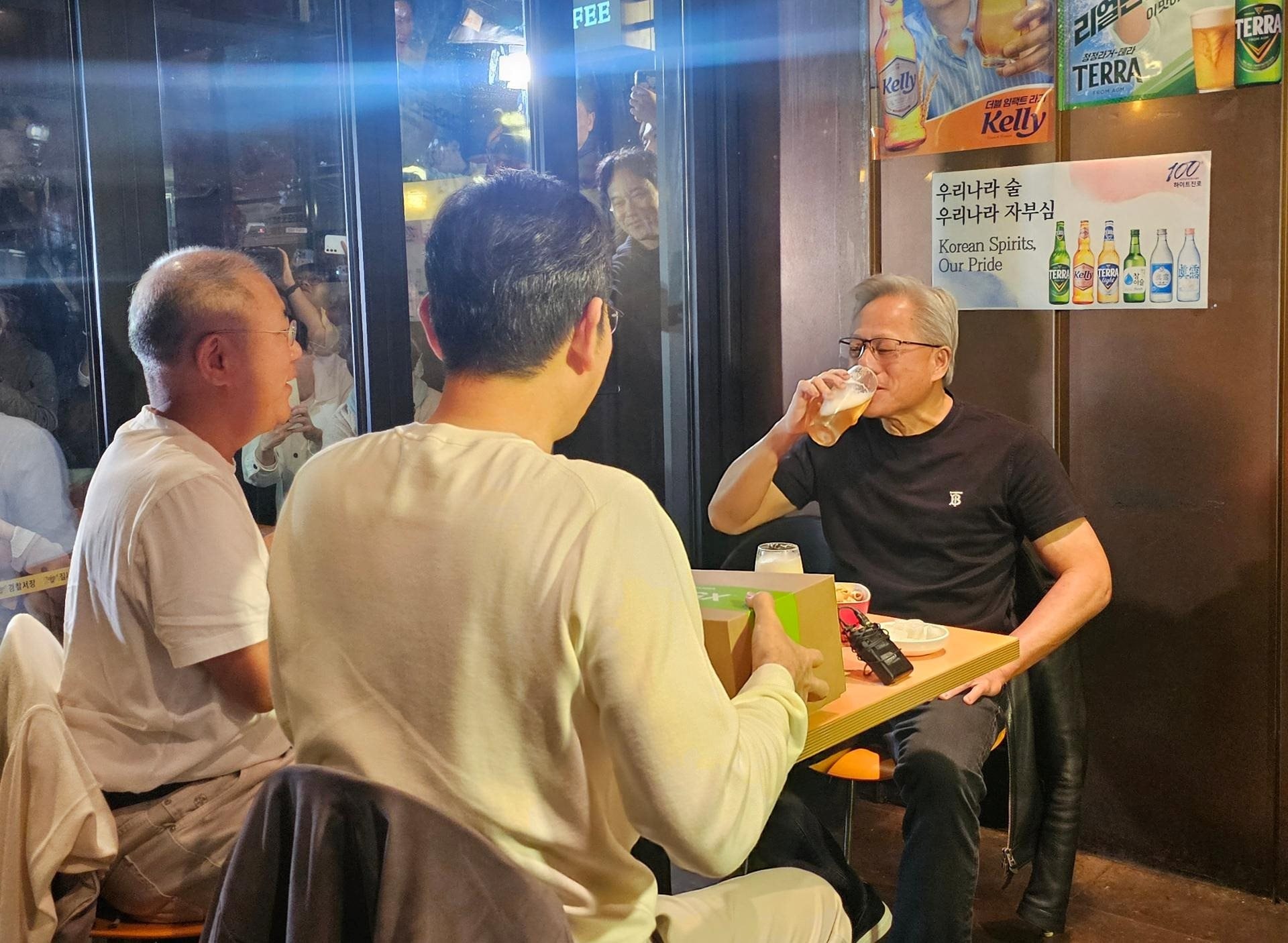 Chủ tịch Samsung và CEO Nvidia đi ăn gà uống bia, sau đó cả 2 cùng viral vì một lý do rất lạ- Ảnh 2.