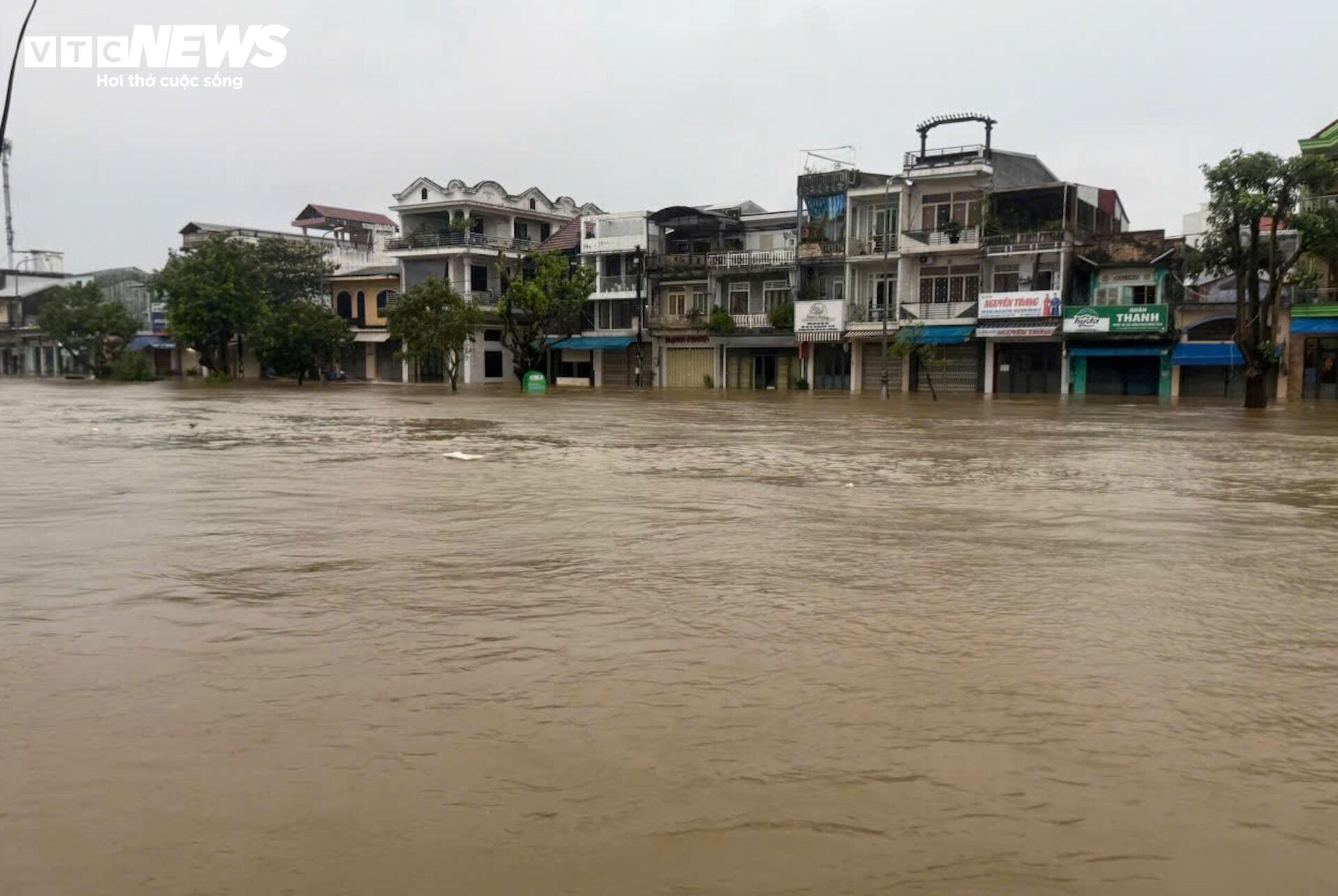 TP Huế hoang tàn, bị rác và bùn bủa vây sau trận 'đại hồng thuỷ'- Ảnh 3.