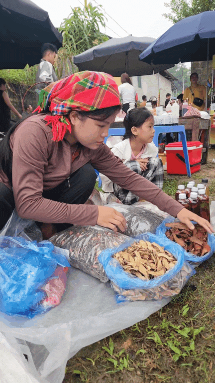 Nông sản độc lạ ở chợ phiên vùng cao: Không chỉ có măng khô, cua đá, đuông cọ... mà còn có cả "vàng đen" Tây Bắc- Ảnh 19. Nông sản độc lạ ở chợ phiên vùng cao: Không chỉ có măng khô, cua đá, đuông cọ... mà còn có cả "vàng đen" Tây Bắc- Ảnh 19.