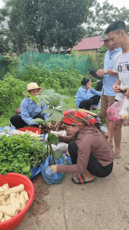 Nông sản độc lạ ở chợ phiên vùng cao: Không chỉ có măng khô, cua đá, đuông cọ... mà còn có cả "vàng đen" Tây Bắc- Ảnh 14. Nông sản độc lạ ở chợ phiên vùng cao: Không chỉ có măng khô, cua đá, đuông cọ... mà còn có cả "vàng đen" Tây Bắc- Ảnh 14.