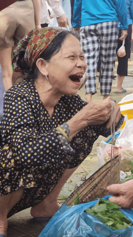 Nông sản độc lạ ở chợ phiên vùng cao: Không chỉ có măng khô, cua đá, đuông cọ... mà còn có cả "vàng đen" Tây Bắc- Ảnh 5. Nông sản độc lạ ở chợ phiên vùng cao: Không chỉ có măng khô, cua đá, đuông cọ... mà còn có cả "vàng đen" Tây Bắc- Ảnh 5.