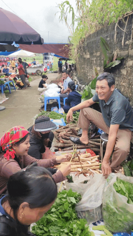 Nông sản độc lạ ở chợ phiên vùng cao: Không chỉ có măng khô, cua đá, đuông cọ... mà còn có cả "vàng đen" Tây Bắc- Ảnh 6. Nông sản độc lạ ở chợ phiên vùng cao: Không chỉ có măng khô, cua đá, đuông cọ... mà còn có cả "vàng đen" Tây Bắc- Ảnh 6.