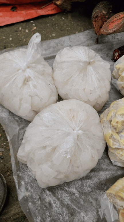 Nông sản độc lạ ở chợ phiên vùng cao: Không chỉ có măng khô, cua đá, đuông cọ... mà còn có cả "vàng đen" Tây Bắc- Ảnh 10. Nông sản độc lạ ở chợ phiên vùng cao: Không chỉ có măng khô, cua đá, đuông cọ... mà còn có cả "vàng đen" Tây Bắc- Ảnh 10.