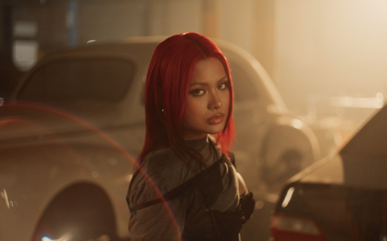 Nữ ca sĩ trẻ ra MV kết hợp với nhà sản xuất 