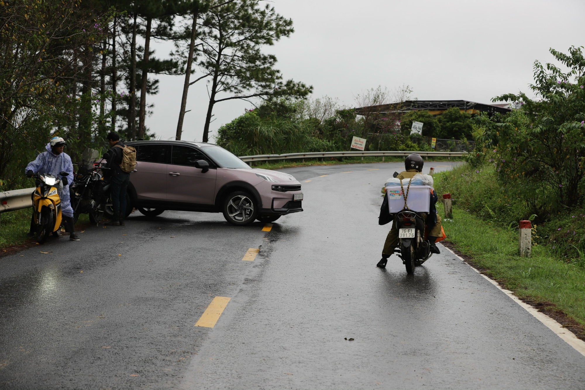 Cận cảnh các vết nứt nguy hiểm trên đèo D'ran ở Lâm Đồng- Ảnh 8. Cận cảnh các vết nứt nguy hiểm trên đèo D'ran ở Lâm Đồng- Ảnh 8.