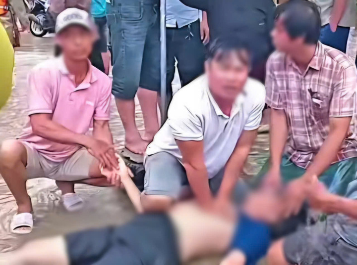 Vào chợ kiểm tra hàng hoá lúc nước lũ chưa rút, 2 người bị điện giật- Ảnh 1.