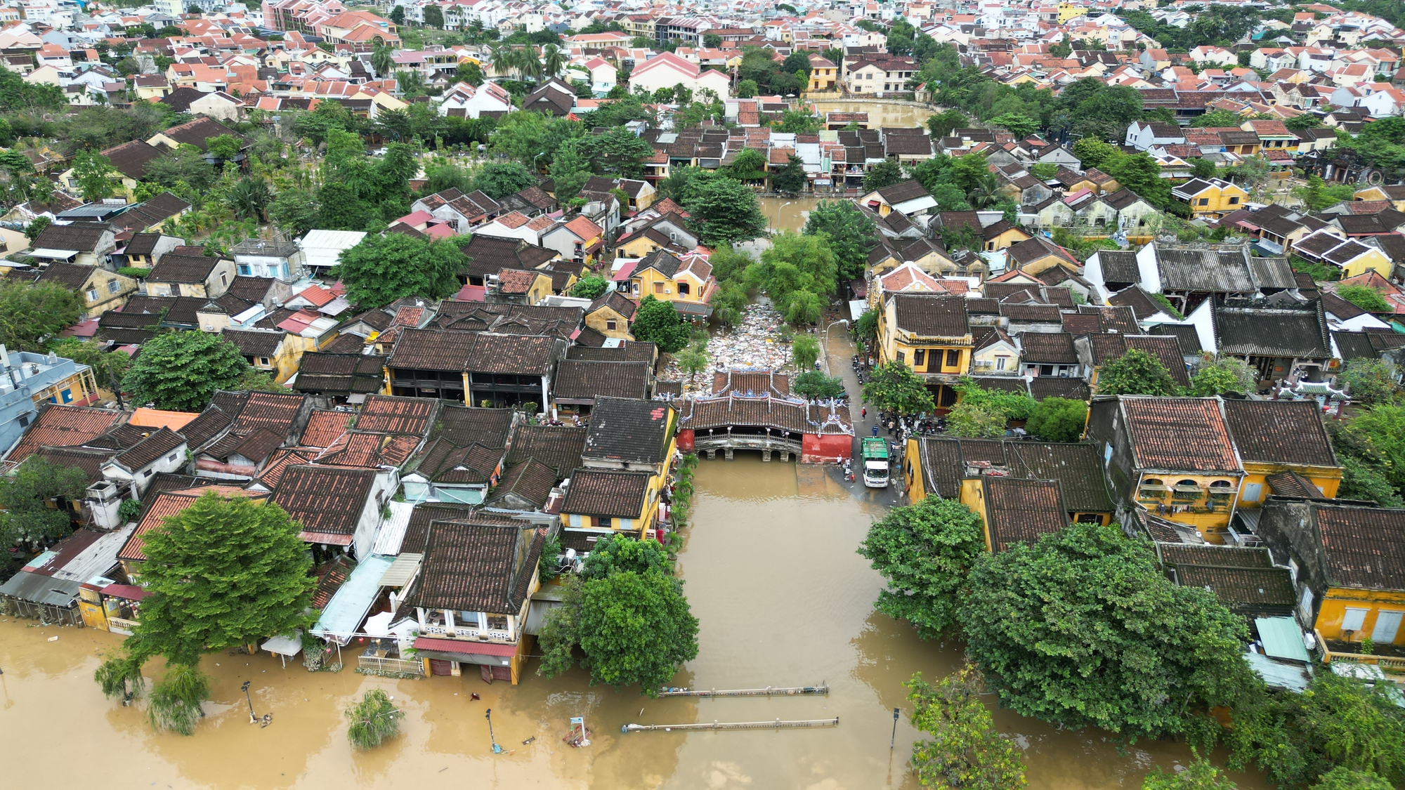 Không nhận ra Hội An sau trận lũ lịch sử- Ảnh 2. Không nhận ra Hội An sau trận lũ lịch sử- Ảnh 2.