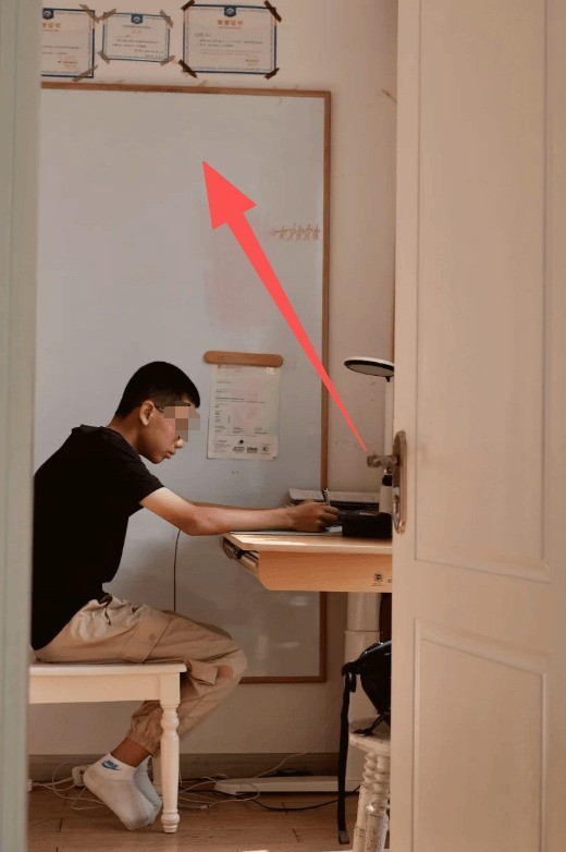 Bức ảnh chụp phòng con trai tuổi dậy thì khiến dân mạng nghẹt thở- Ảnh 2. Bức ảnh chụp phòng con trai tuổi dậy thì khiến dân mạng nghẹt thở- Ảnh 2.