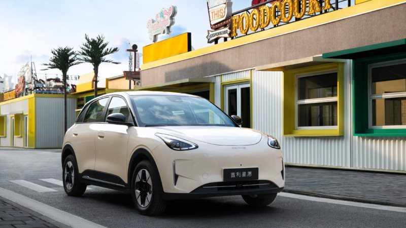 (Clip): Xe điện Geely bốc cháy, nổ như pháo hoa tại Trung Quốc- Ảnh 2.